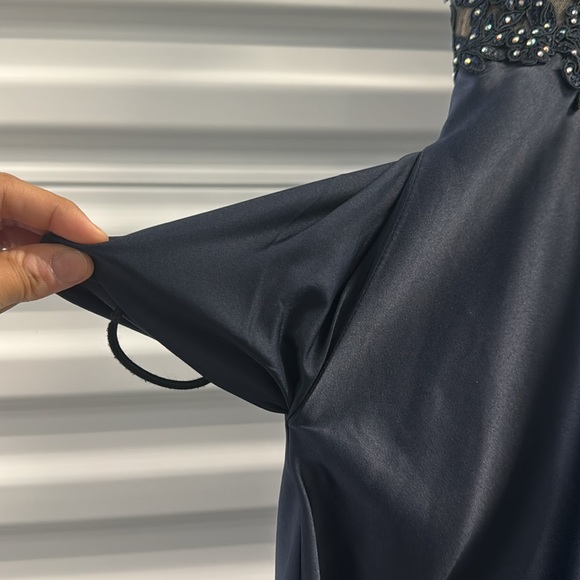 Gently Used Evening/Prom/Holiday Gown - Picture 4 of 9